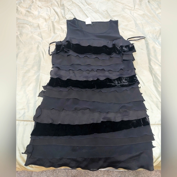 Dresses & Skirts - Cute little black dinner dress.